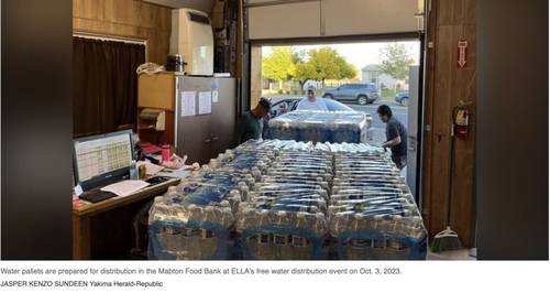 Cars line up for free bottled water in Mabton, which has been plagued by foul-smelling tap water